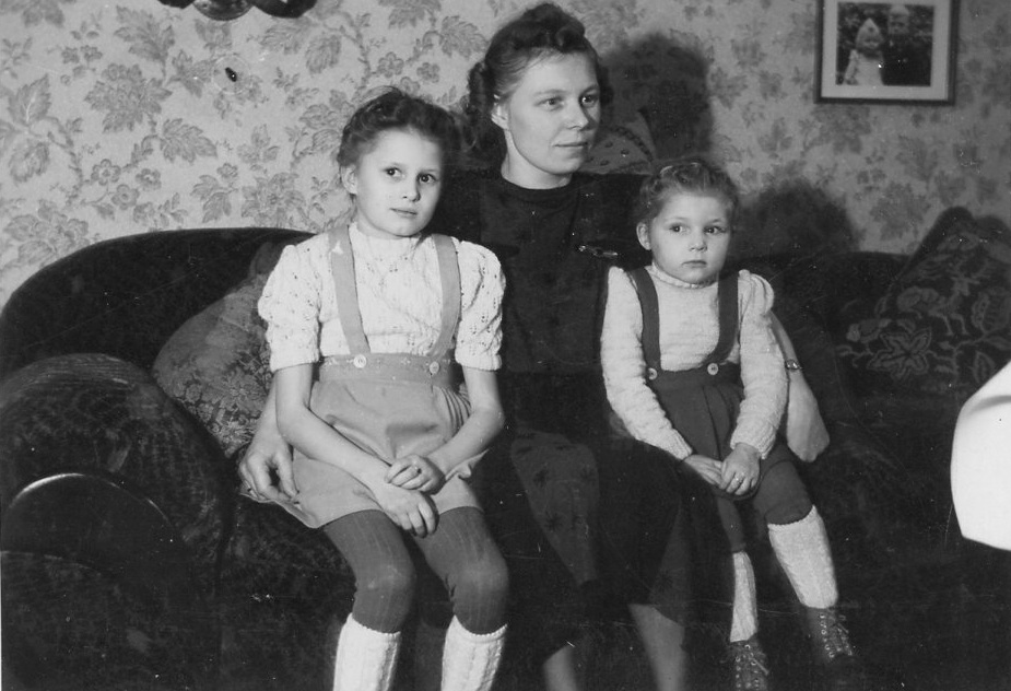 ca. 1948 Moni, Elke und Mutti