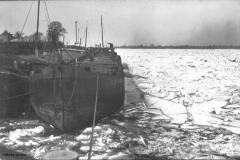 Lastkähne auf dem zugefrorenen Rhein bei Baerl 1928