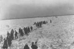 Der zugefrorene Rhein als Fußgängerüberweg 1928